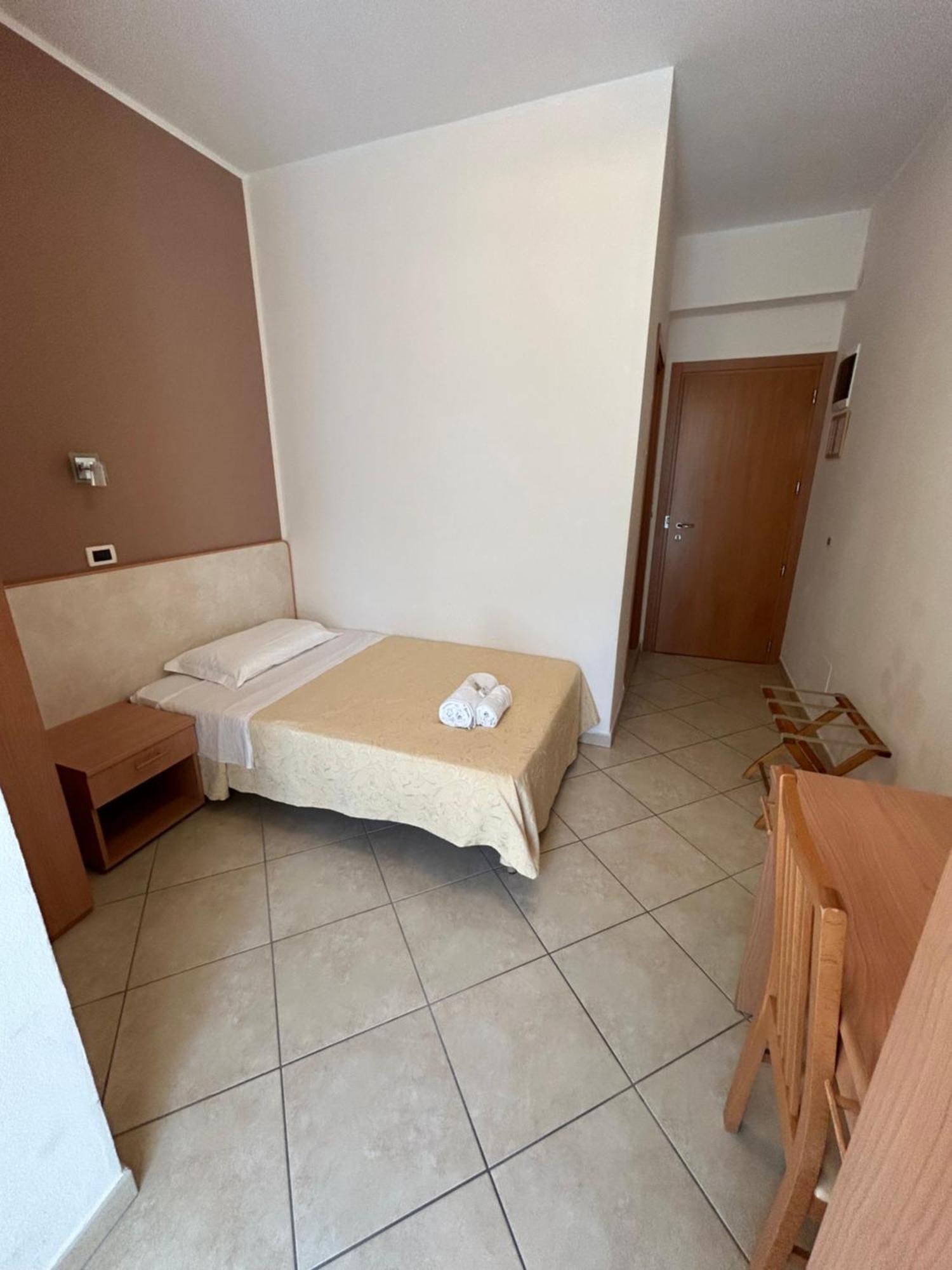 Hotel Favorita Чезенатико Экстерьер фото