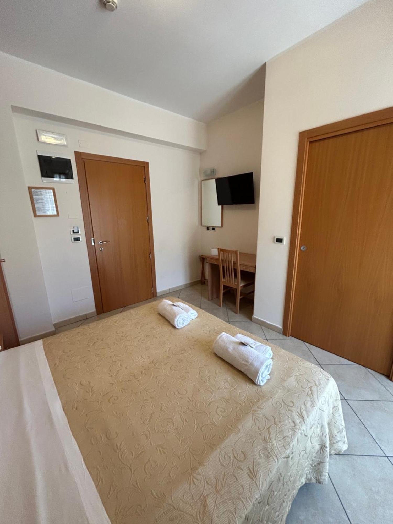 Hotel Favorita Чезенатико Экстерьер фото