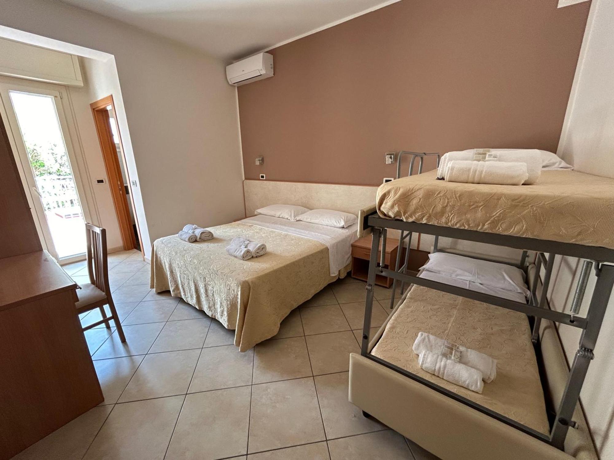Hotel Favorita Чезенатико Экстерьер фото