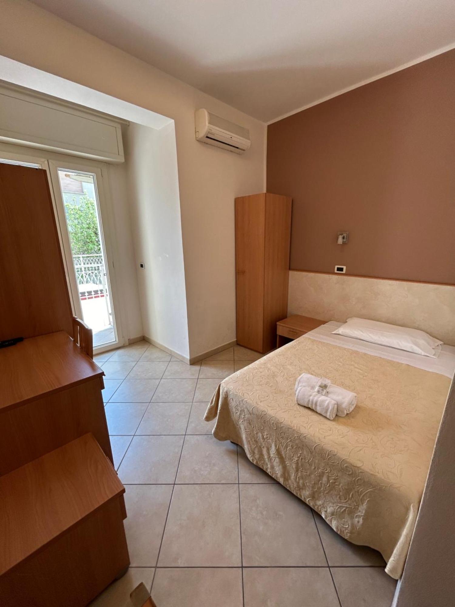 Hotel Favorita Чезенатико Экстерьер фото