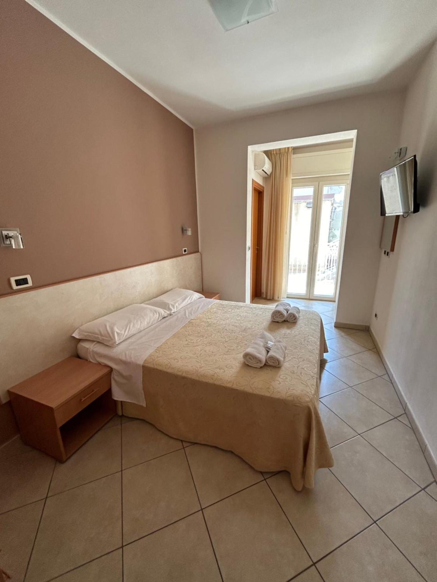 Hotel Favorita Чезенатико Экстерьер фото