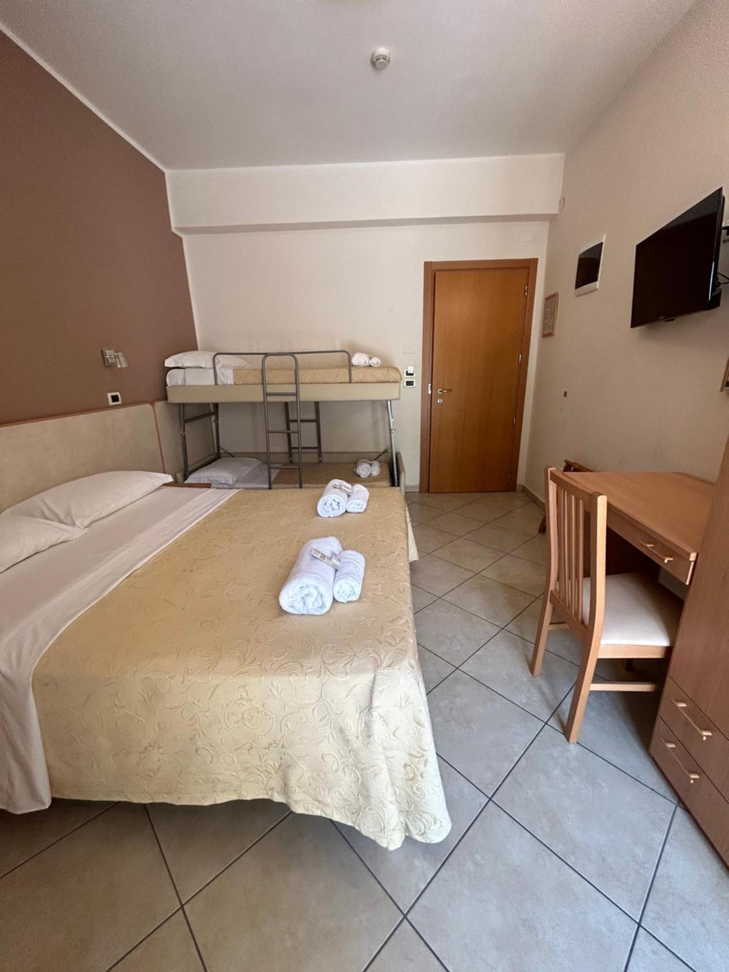 Hotel Favorita Чезенатико Экстерьер фото
