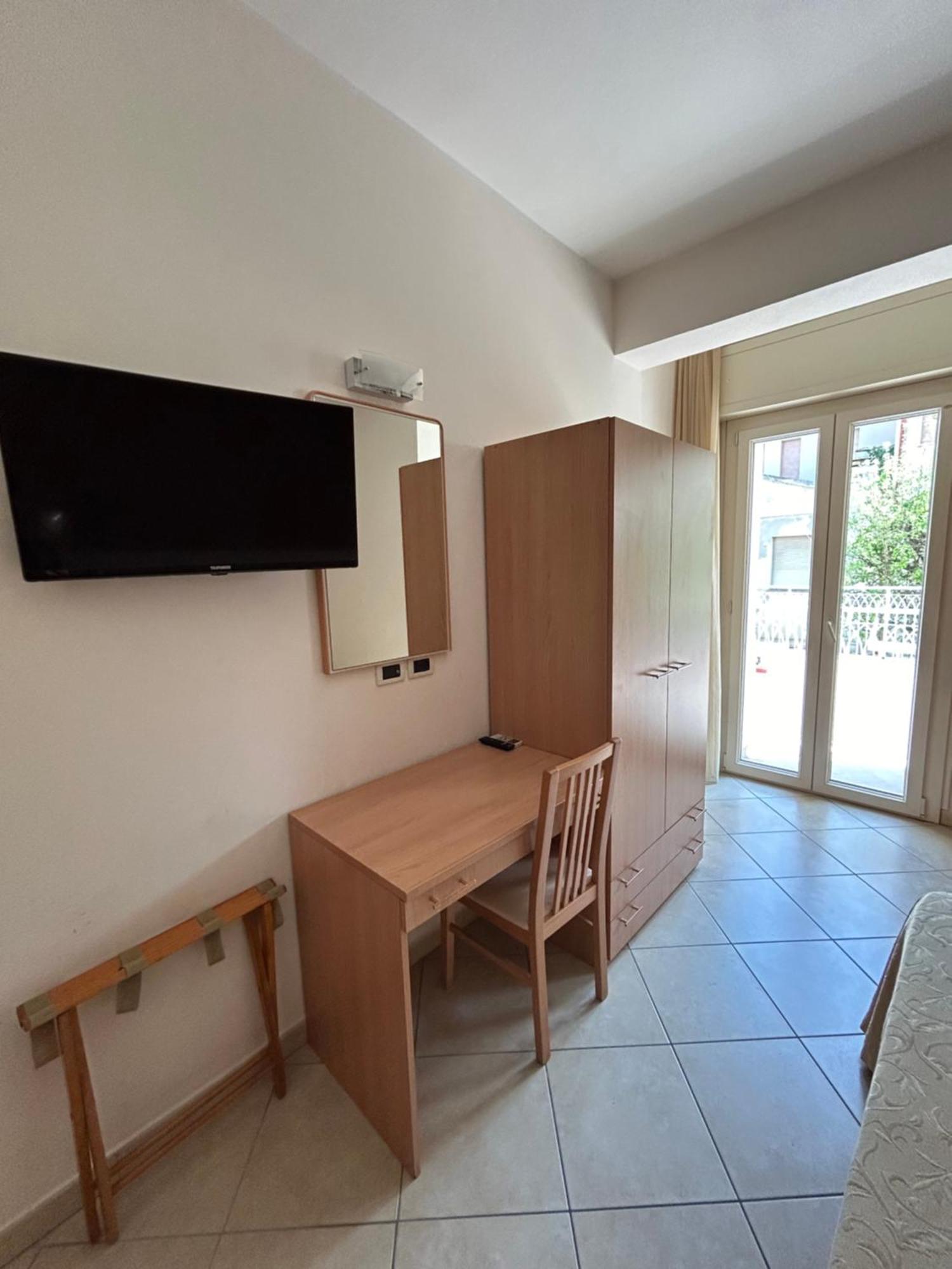 Hotel Favorita Чезенатико Экстерьер фото