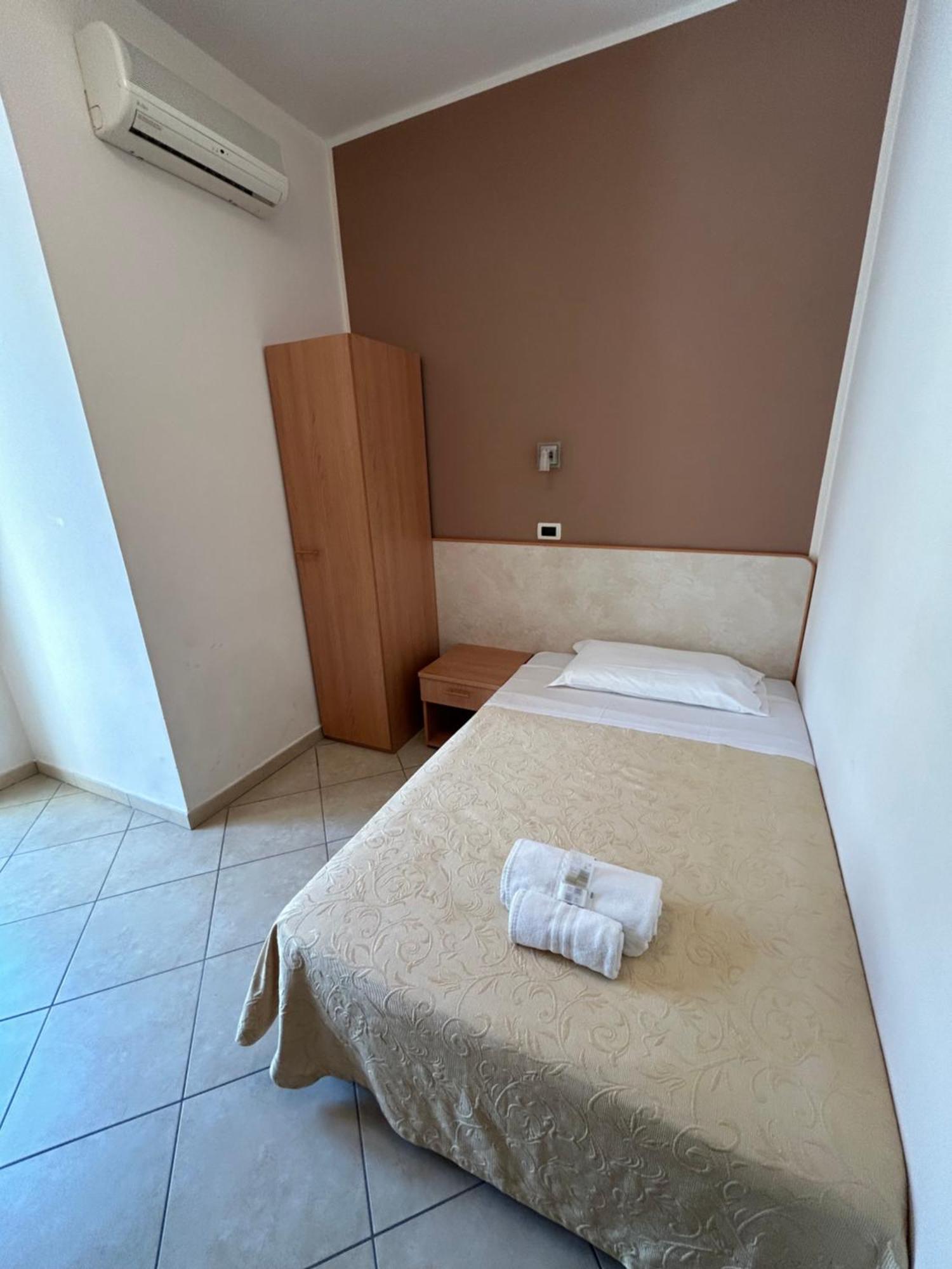Hotel Favorita Чезенатико Экстерьер фото