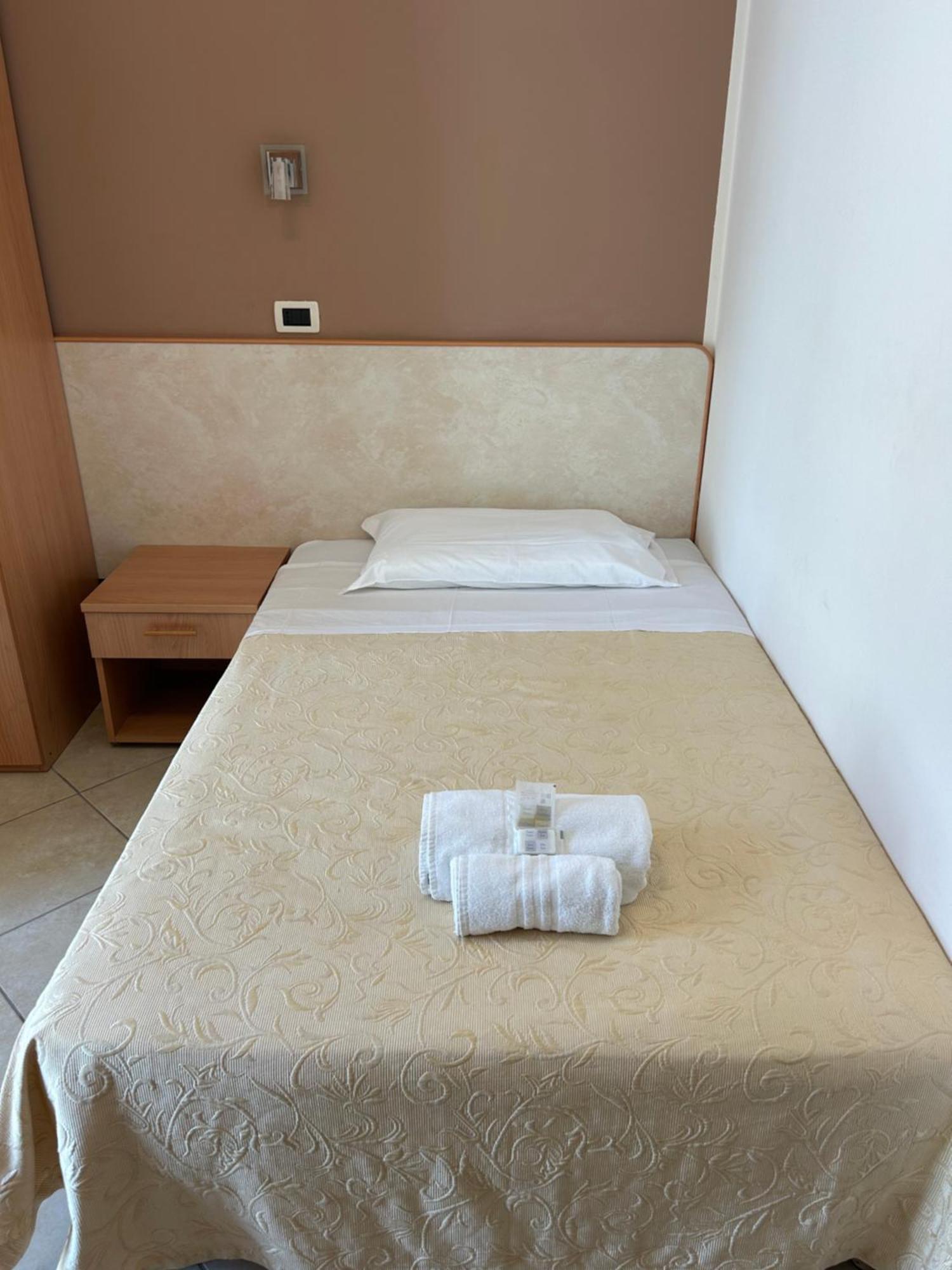 Hotel Favorita Чезенатико Экстерьер фото