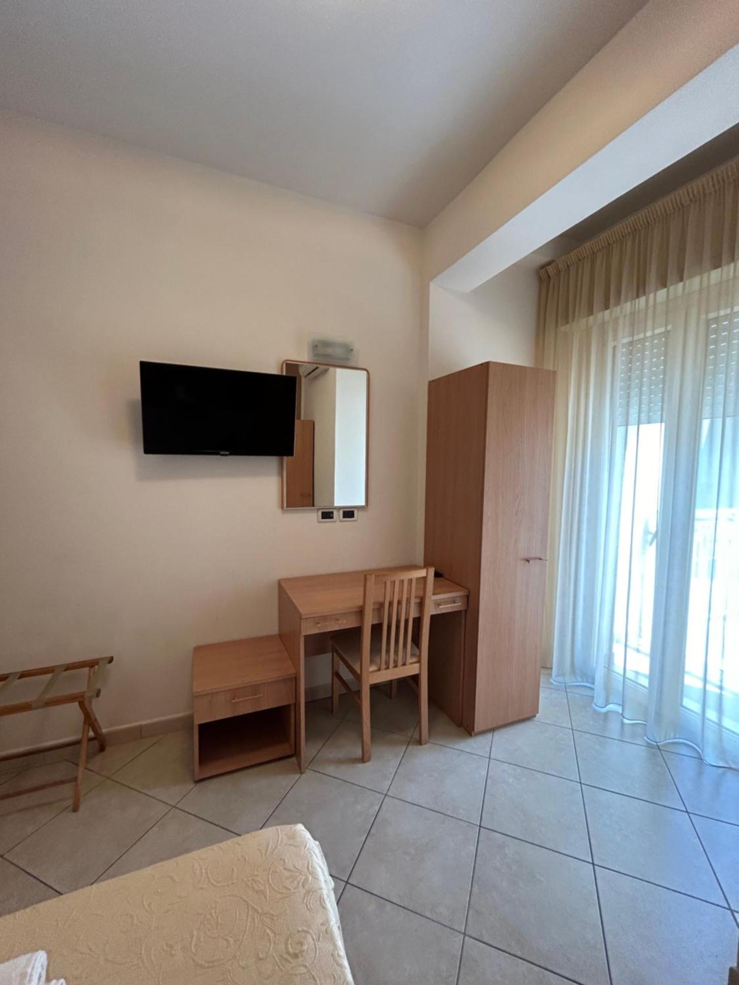 Hotel Favorita Чезенатико Экстерьер фото