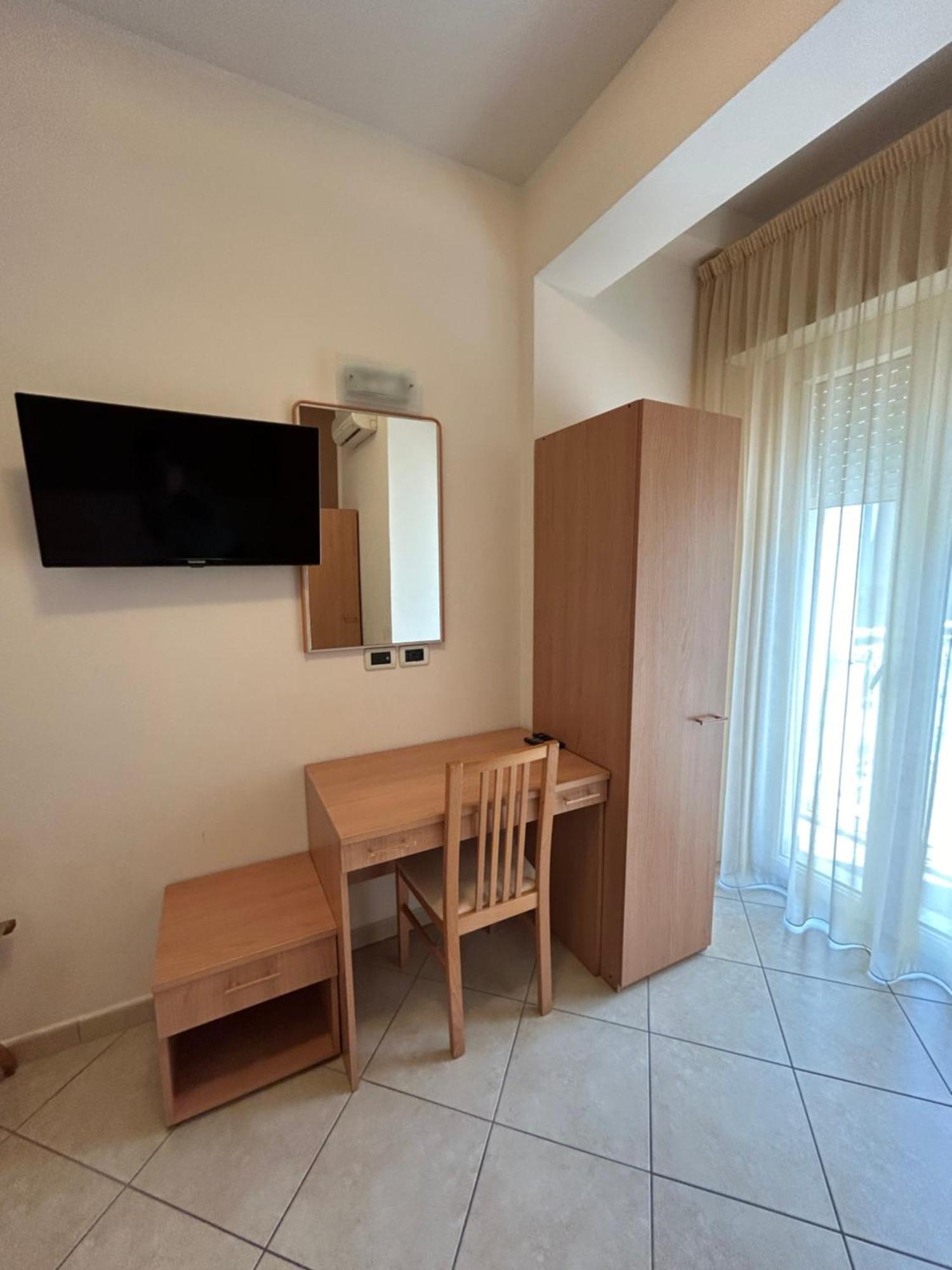 Hotel Favorita Чезенатико Экстерьер фото