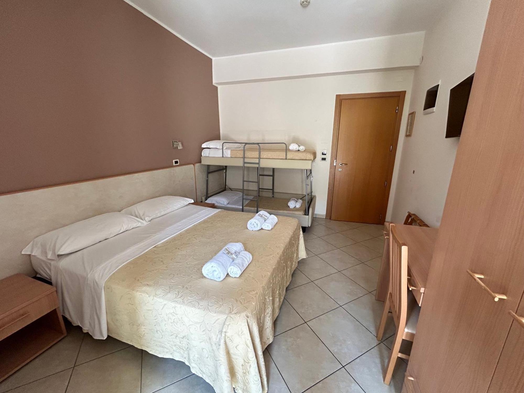 Hotel Favorita Чезенатико Экстерьер фото