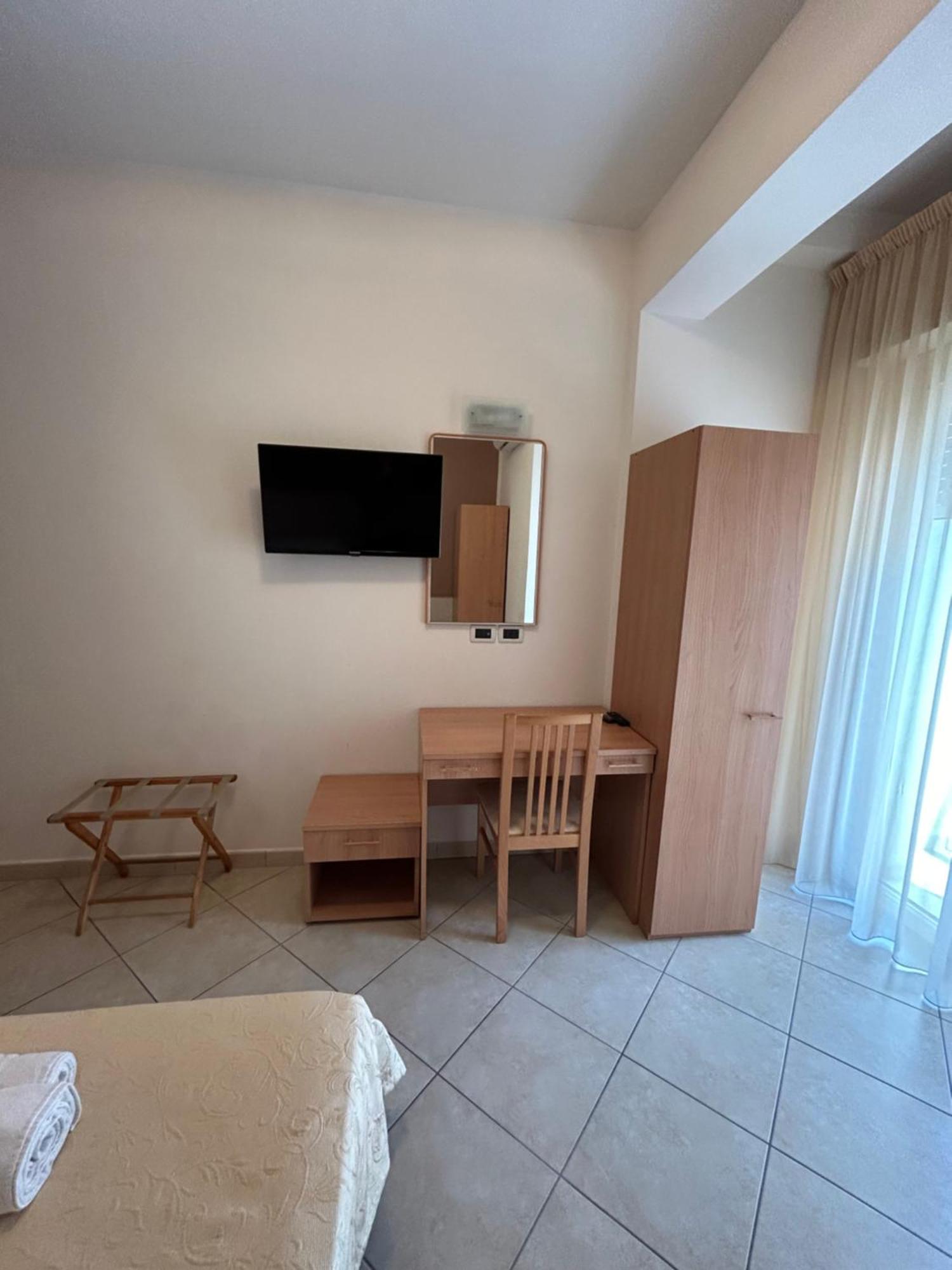Hotel Favorita Чезенатико Экстерьер фото