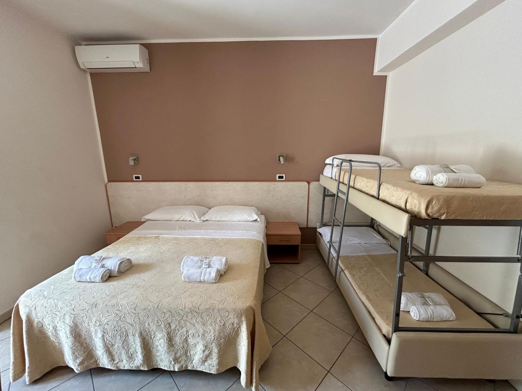 Hotel Favorita Чезенатико Экстерьер фото