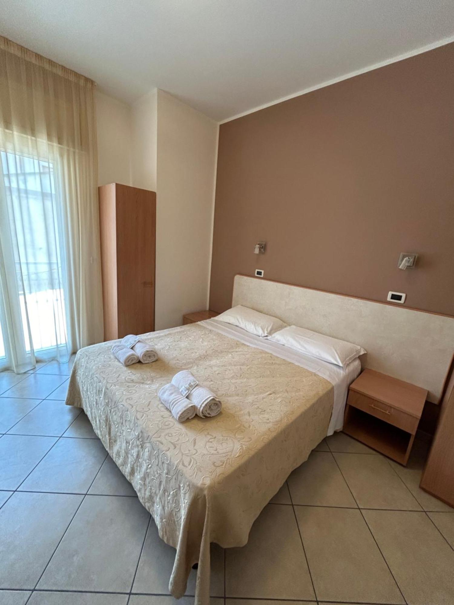 Hotel Favorita Чезенатико Экстерьер фото