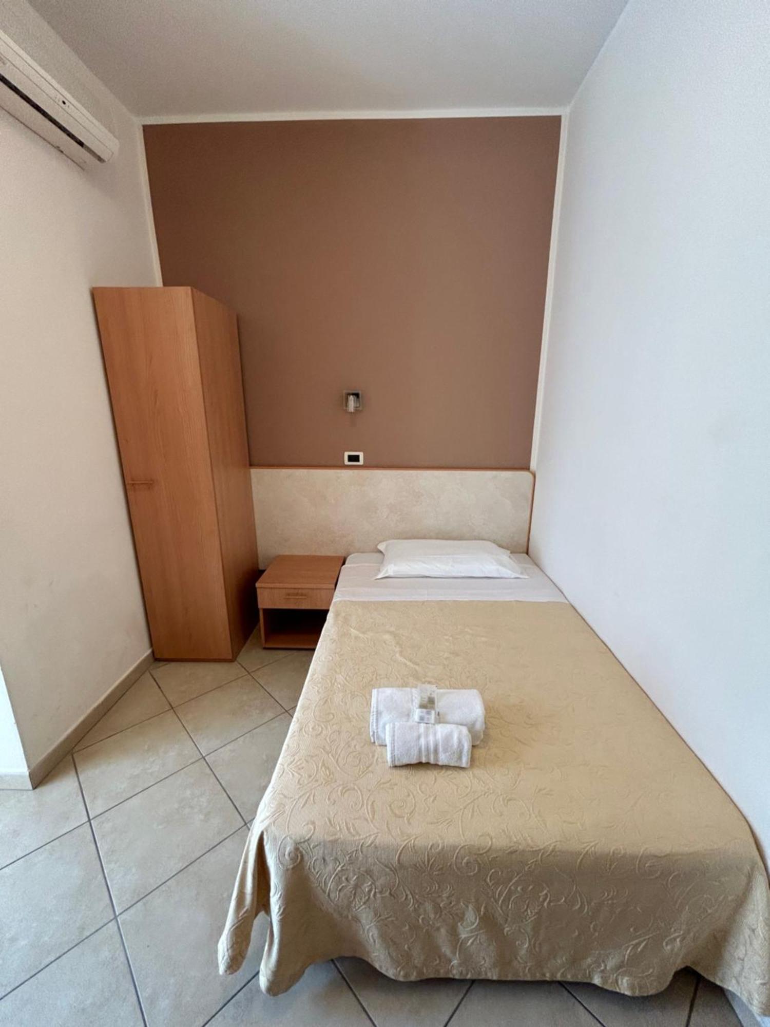 Hotel Favorita Чезенатико Экстерьер фото