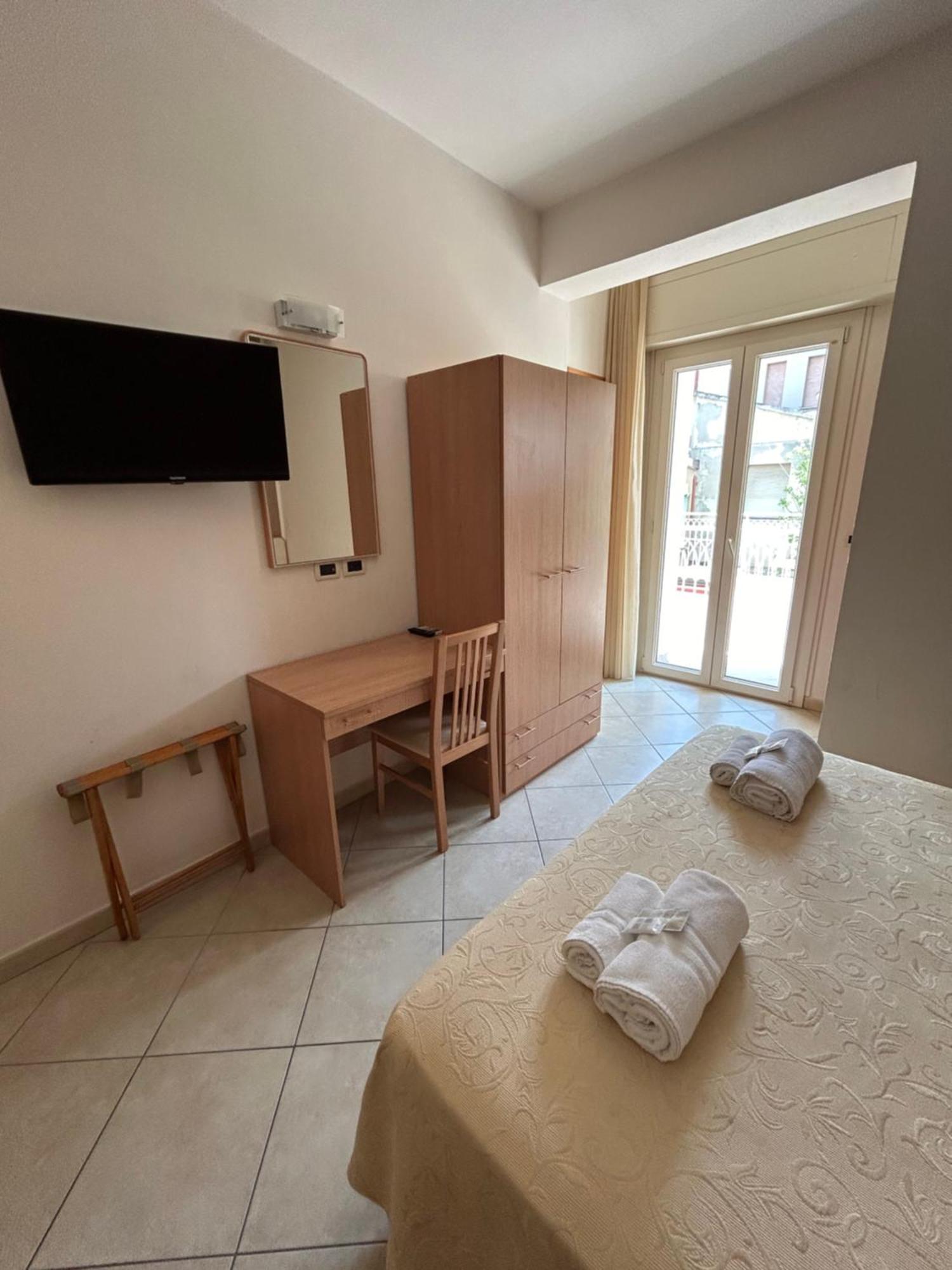 Hotel Favorita Чезенатико Экстерьер фото