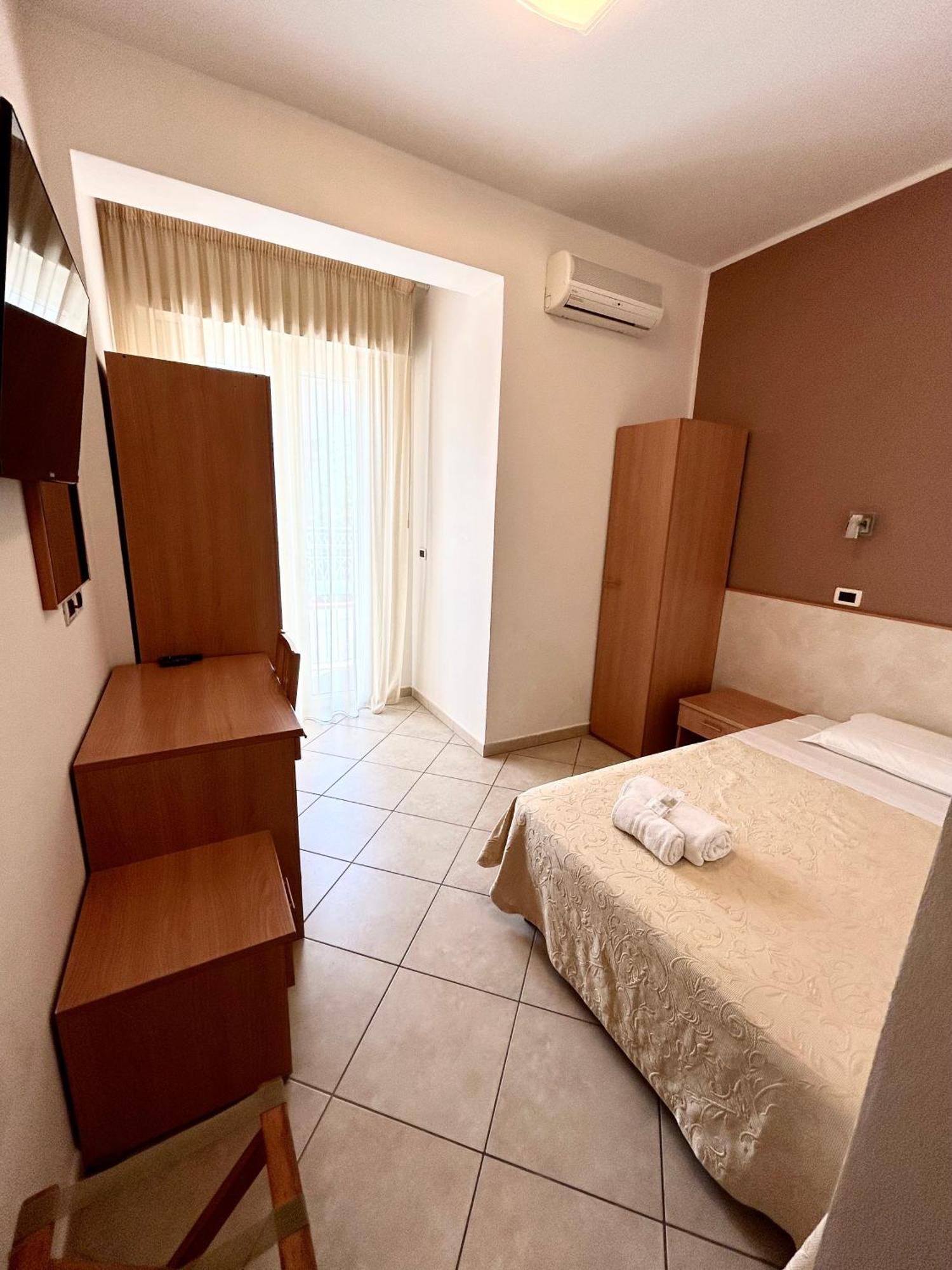 Hotel Favorita Чезенатико Экстерьер фото
