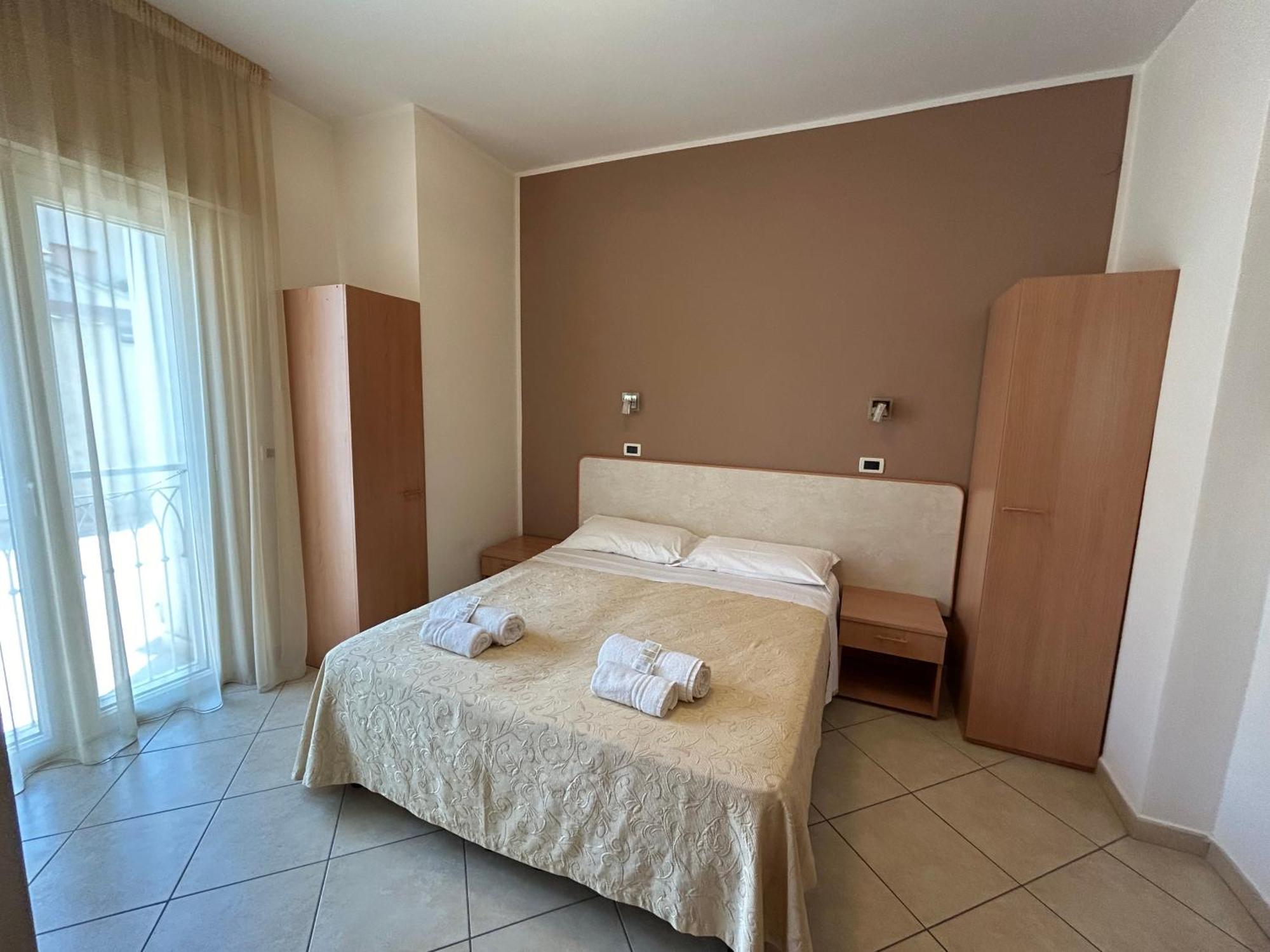 Hotel Favorita Чезенатико Экстерьер фото