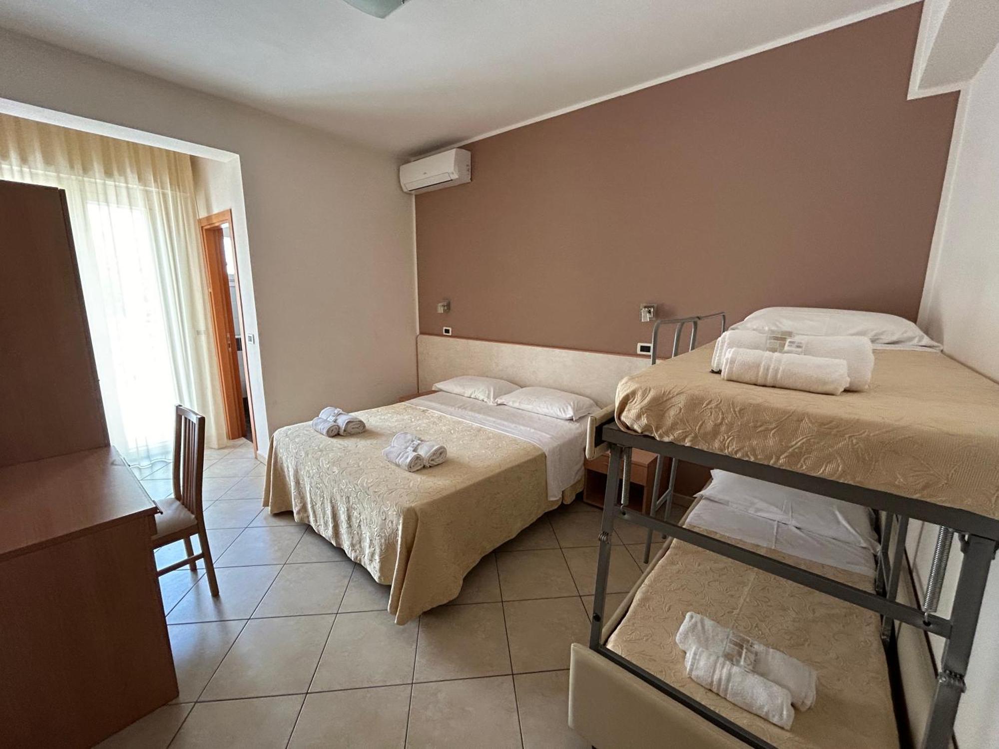 Hotel Favorita Чезенатико Экстерьер фото
