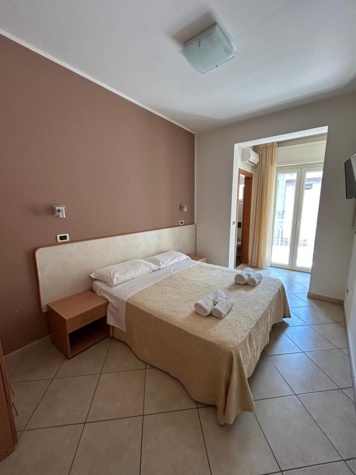 Hotel Favorita Чезенатико Экстерьер фото