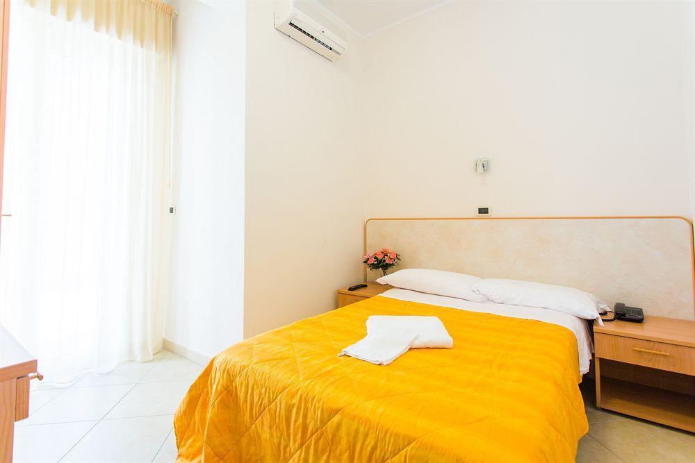Hotel Favorita Чезенатико Экстерьер фото